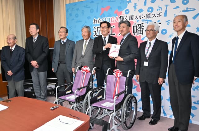 プルタブ集めて社会貢献 近江八幡市に車いす寄贈