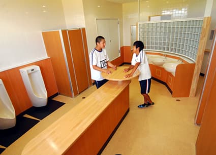 明るい、清潔、使いよい 生徒提案のトイレ完成