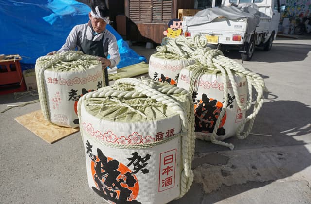 近江酒造で最後の飾り樽づくり