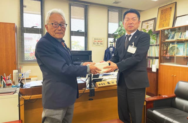 戦死者の言葉に触れて 遺書など収めた冊子を東近江市の小学校へ寄贈