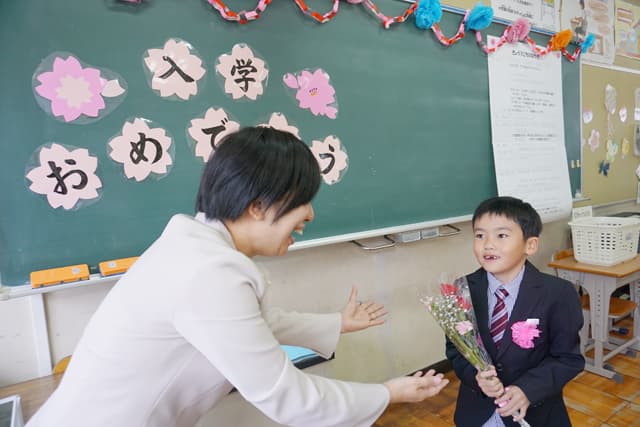 奥田工務店が新1年生に入学祝い贈る