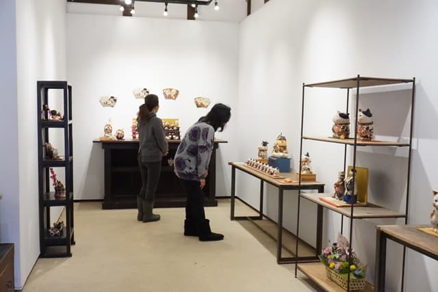 日野町在住井上翠さんの陶芸展「福を呼ぶ春を呼ぶ」