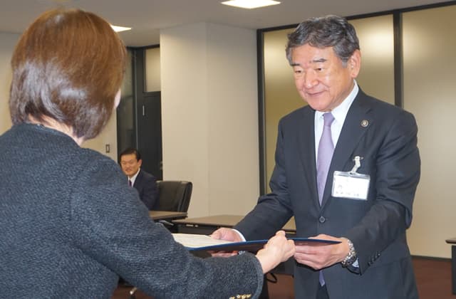 小椋市長に当選証書 東近江市長選挙