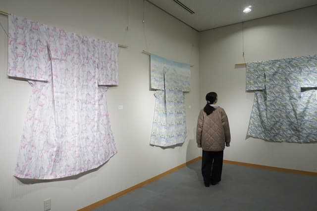 竜王町立図書館 型染展開催中