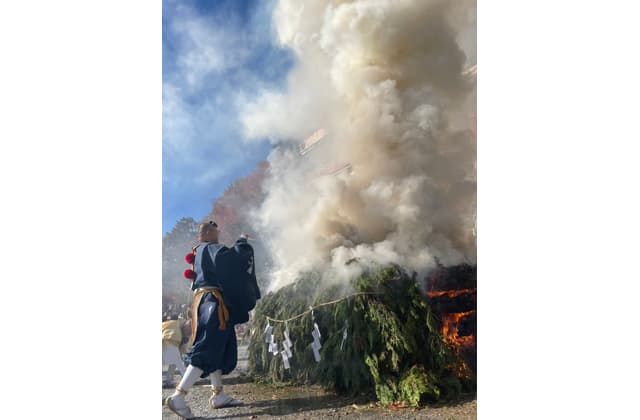 無病息災、心願成就 神煙に手を合わせ