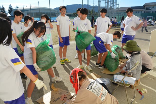 五個荘中で草取り大会復活