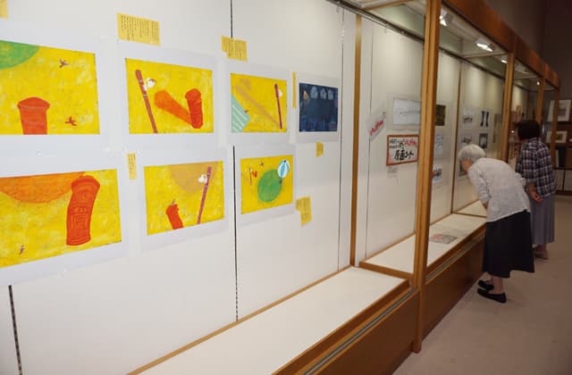 画家の西條由紀夫さん新美南吉の童話の原画展