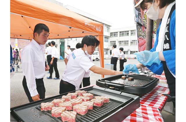 おいしい近江牛の最高ランク 八工高文化祭に試食ブース