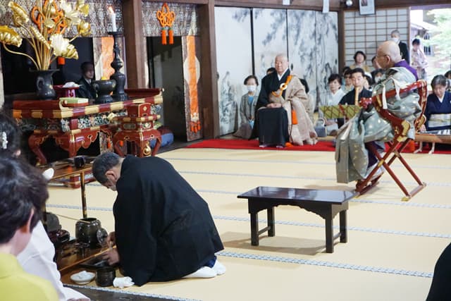 新緑の永源寺、開祖の遺徳しのぶ献茶式