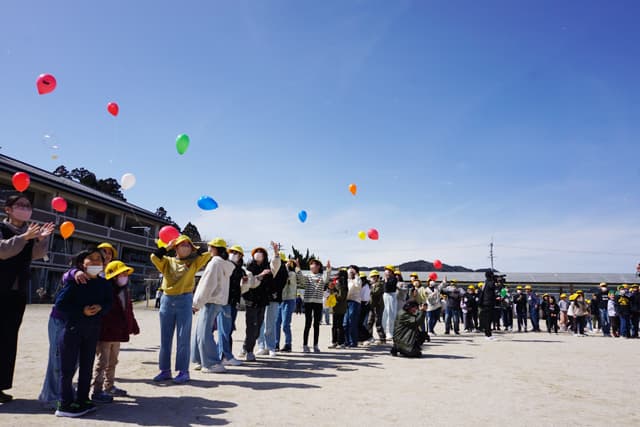 夢込めた風船 大空へ