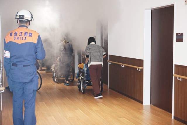 煙を避け入居者を誘導