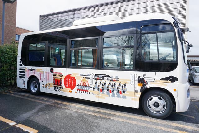 日野町営バスに新車両「祭り」をテーマにラッピング