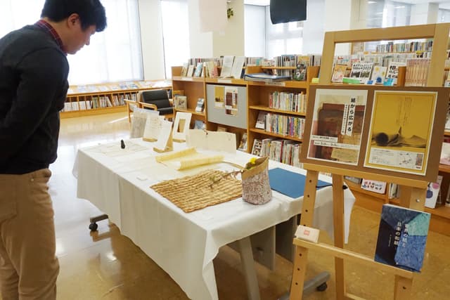 さわって手触りを体感「世界の手すき紙とプリント紙」