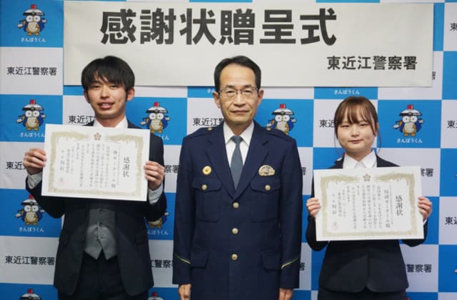 「手をあげて わたろう」の輪広げる