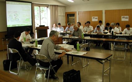 住民 ぬぐえぬ「封じ込め」の懸念