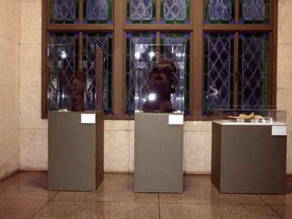 県庁本館正面玄関階段踊り場で