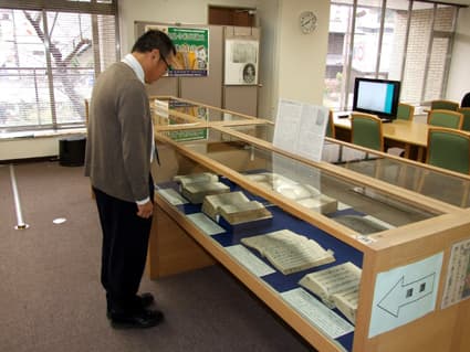 県政史料室で