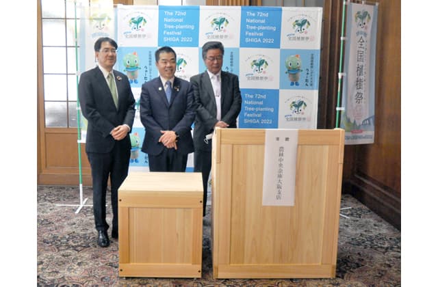 県産材木製品寄付