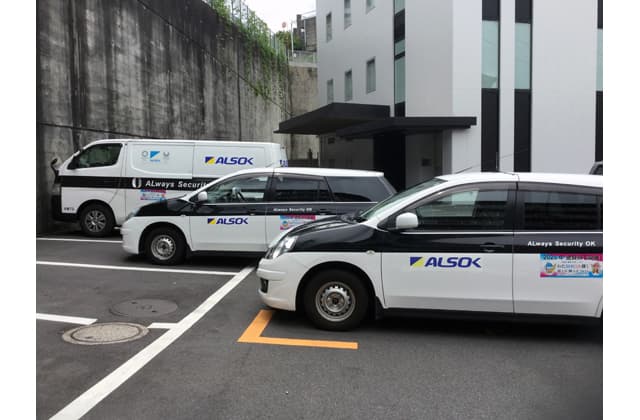 「ALSOK」車両で