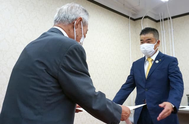 参院選・知事選・県議補選 当選人に当選証書を付与