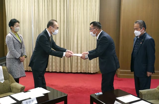 政倫審が県議会へ報告書提出