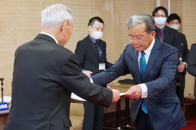 県議選 当選者らに当選証書付与