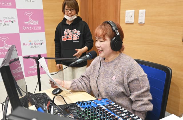 FM放送局「ラジオスイート」で緊張しながらアナウンス体験