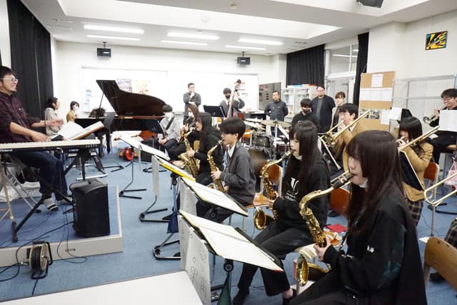 滋賀学園高校ジャズオーケストラ部に