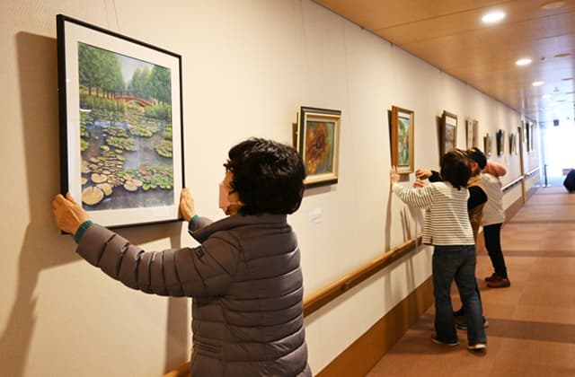 絵画で癒しと安らぎを 開院当時から続く「作品展」