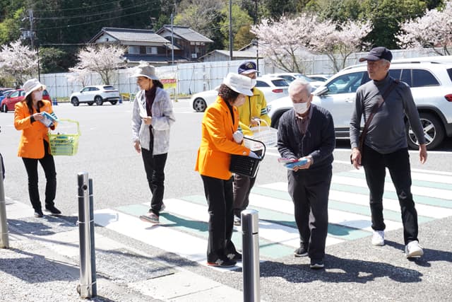 交通事故死ゼロを目指す日 竜王かがみの里で交通安全啓発