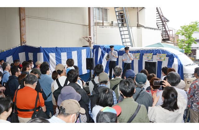 近江鉄道に親しんで親子らで商店街にぎわう