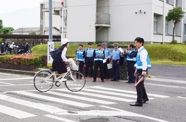 横つなぎで通学路の安全確保
