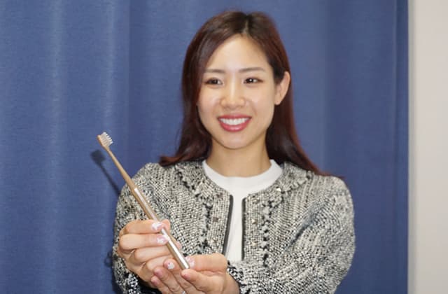 現役歯科医が開発・販売 琵琶湖のヨシを使った歯ブラシ