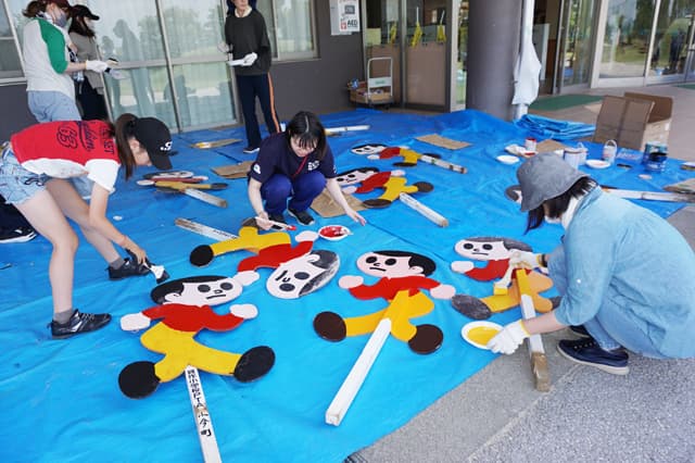 箕作小 交通事故をなくそう PTAが「飛び出し坊や」補修に汗