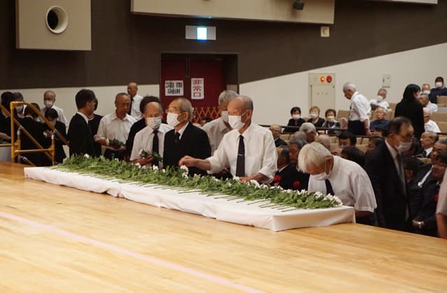 鎮魂と平和の祈り捧げる 東近江市戦没者追悼式
