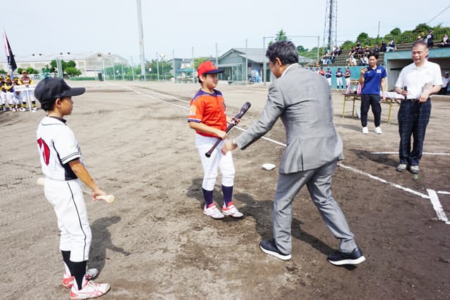 東近江出身のプロ野球選手 サイン入りバット贈る