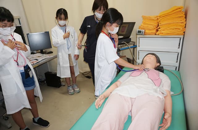 小学生が医療体験イベント 東近江メディカルケアネットワーク