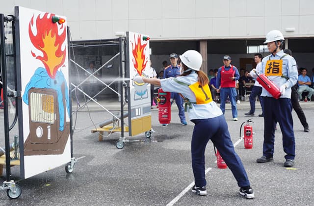 初期消火の技術を競う 八日市消防署主催の第45回初期消火競技大会