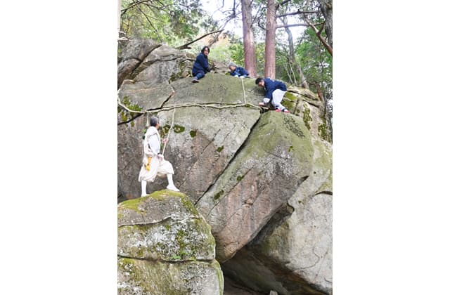観音正寺で迎春準備「天楽岩」に新しいしめ縄