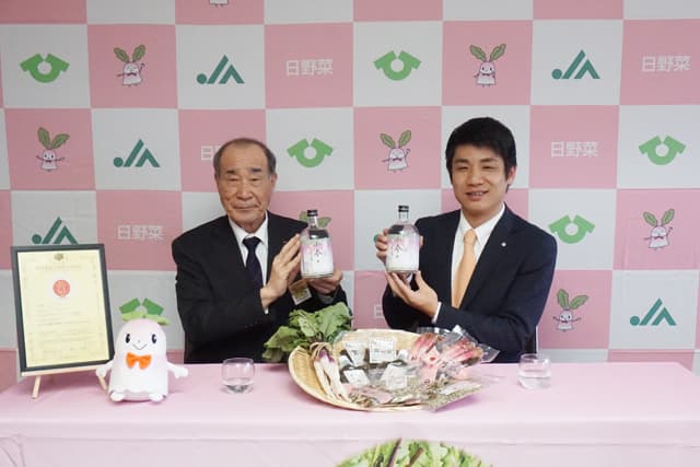 「日野菜かぶ焼酎 小春のしるし」日野町、JAグリーン近江など共同開発