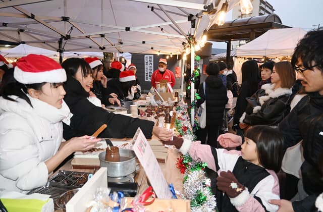 近江八幡駅南口前広場で「クリスマスマーケット」賑わう