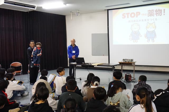 日野町立必佐小学校で「薬物乱用防止教室」日野ライオンズクラブの堀江さんら講師に