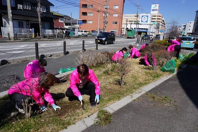 八日市コミセン周辺で美化活動 八日市商工会議所女性会