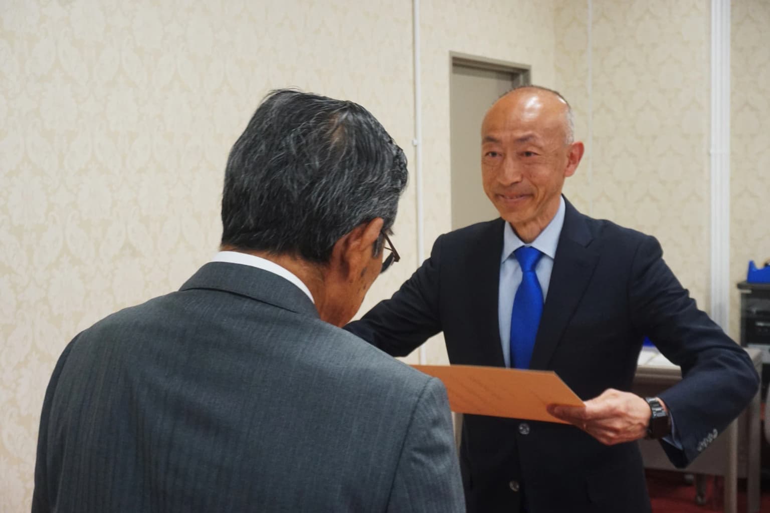 県議補選近江八幡市竜王町選挙区 当選2氏に証書とバッジ交付
