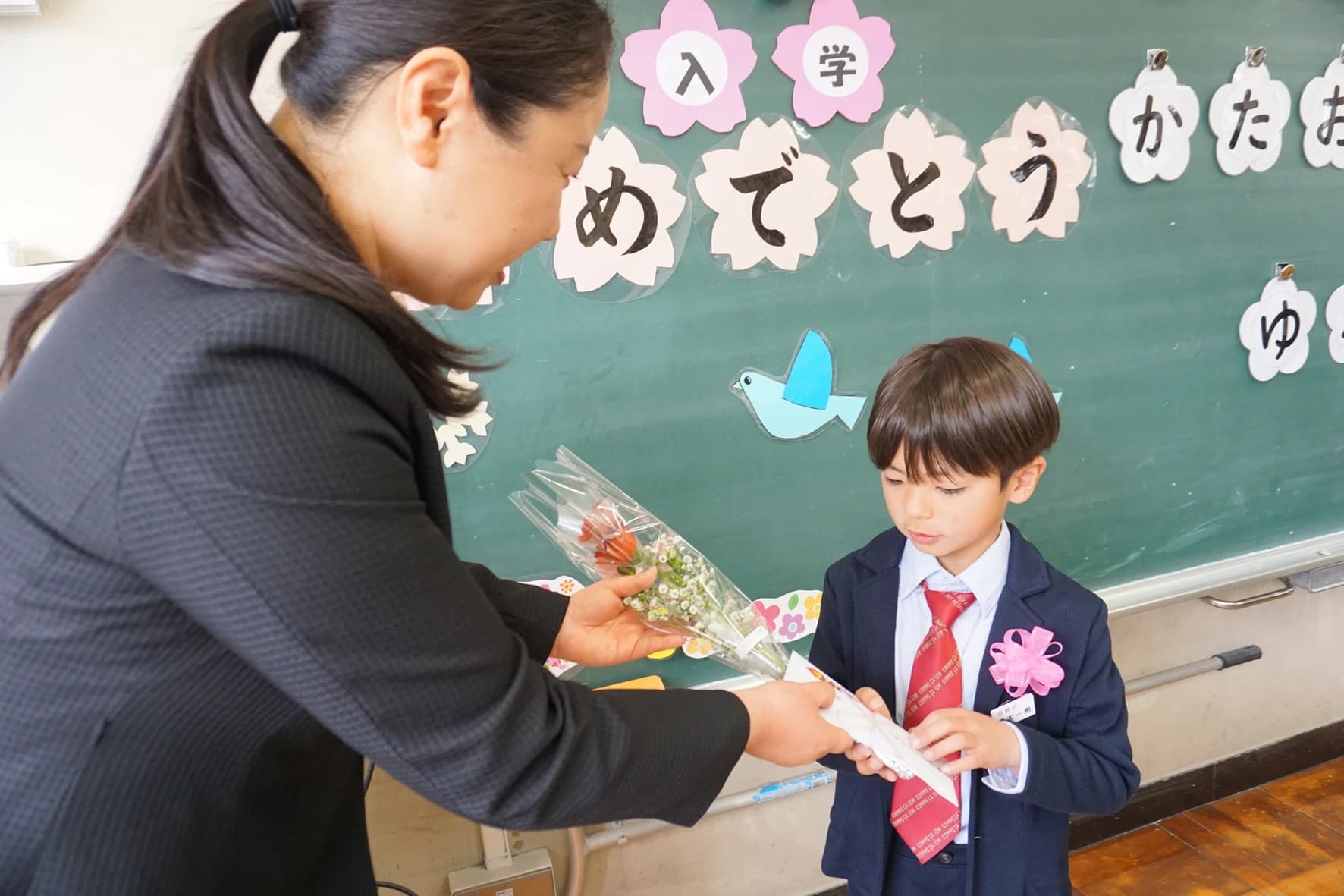 日野町の小中学校に入学する新1年生へ 奥田工務店が入学祝い品を贈る