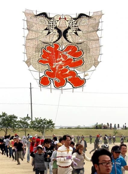 11年ぶりの100畳敷大凧飛揚